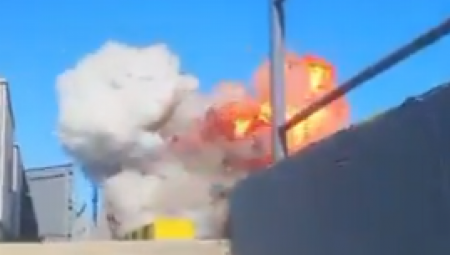 UKRAJINCI POGODILI RUSKU POMORSKU BAZU! Eksplozija odjeknula, usnimljen trenutak zakucavanja letelice u ratni brod! (VIDEO)