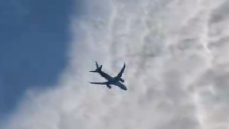 GORI AVION, ZAPALIO SE U VAZDUHU! Putnici u panici, usnimljen trenutak strave! (VIDEO)