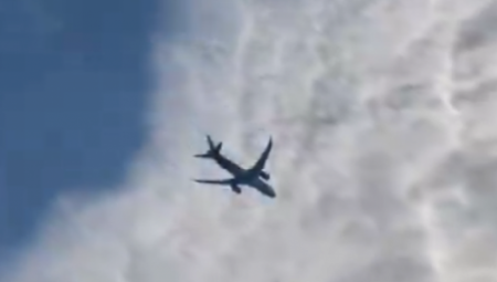 GORI AVION, ZAPALIO SE U VAZDUHU! Putnici u panici, usnimljen trenutak strave! (VIDEO)