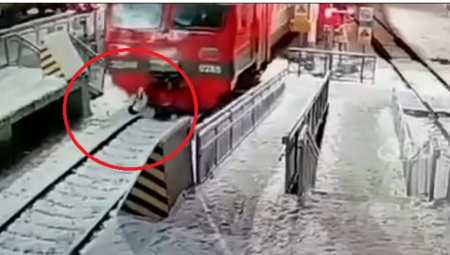 JEZIV SNIMAK! Devojku sa slušalicama UDARIO VOZ -  nekim čudom preživela sa lakšim povredama (VIDEO)