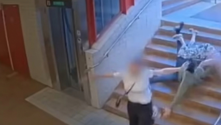 UZNEMIRUJUĆI SNIMAK! Migrant brutalno napada 91-godišnju baku, gurnuo je niz stepenice i ukrao nakit (VIDEO)