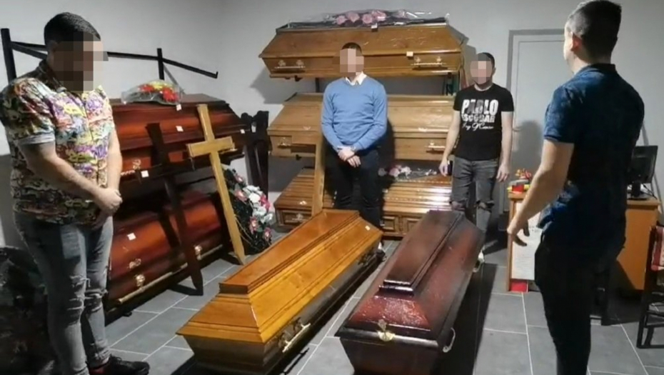SKANDALOZNO! "USTAJ SINE, MAJKA ZOVE" Snimak žurke u pogrebnoj radnji u Srbiji šokirao javnost! (VIDEO)