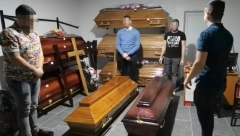 SKANDALOZNO! "USTAJ SINE, MAJKA ZOVE" Snimak žurke u pogrebnoj radnji u Srbiji šokirao javnost! (VIDEO)