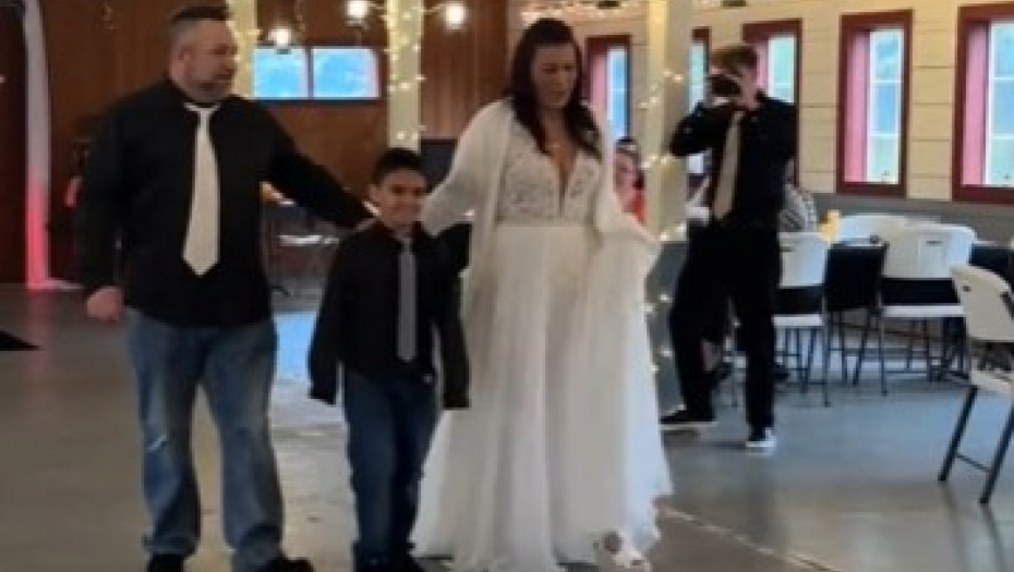 NEZAPAMĆEN BLAM NA VENČANJU Pozvali preko sto gostiju, ali kada su zakoračili u salu, videli prizor od kog im se smučio život! (VIDEO)