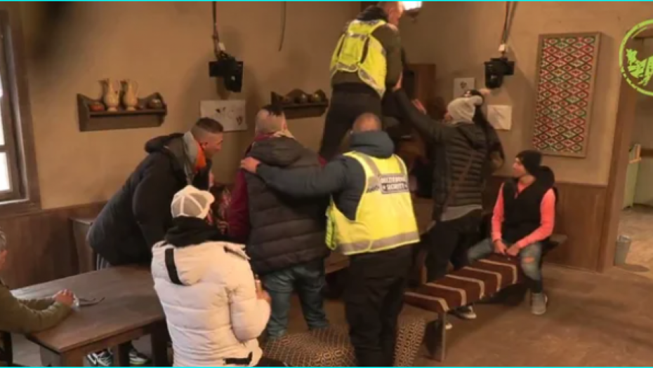 RIJALITI UČESNIK SE ISEKAO, NEVIĐENA DRAMA NA IMANJU Razbio staklo, pa krenuo na devojku, obezbeđenje ga izbacilo!