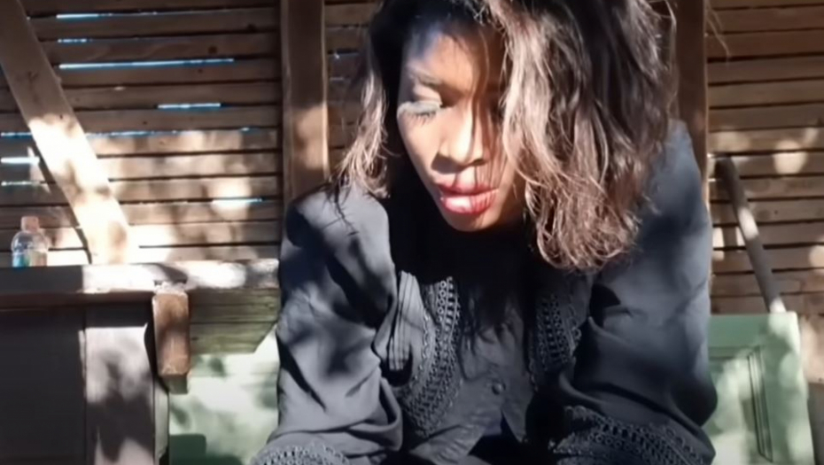 SRPSKA SNAJKA IZ ZULU PLEMENA UHVATILA DA PRAVI LJUTI AJVAR! Počela da ljušti paprike pa zapevala:"Ej draga, draga, da je sreće..." (VIDEO)