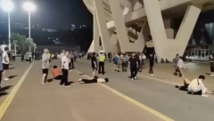 LJUDI IZLOMLJENI LEŽE PO PUTU Oglasilo se Ministarstvo, automobilom pregazio 20 pešaka