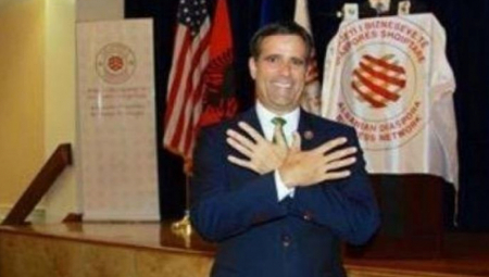 ŠTA URADI CRNI TRAMPE? Novi šef CIA uslikan kako pokazuje simbol "Velike Albanije"