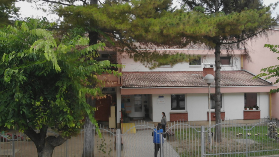 NALOŽENA HITNA REKONSTRUKCIJA! Nadstrešnica na vrtiću u Čačku problematična!