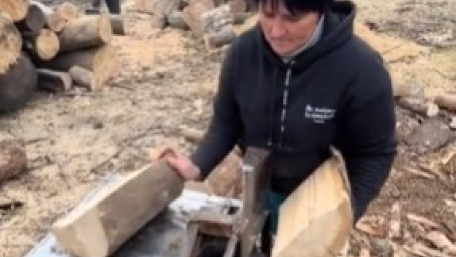 KAPA DO PODA, KRALJICA Domaćica sa sela seče drva kao muškarac, izazvala haos i oduševljenje na mrežama! (VIDEO)