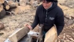 KAPA DO PODA, KRALJICA Domaćica sa sela seče drva kao muškarac, izazvala haos i oduševljenje na mrežama! (VIDEO)