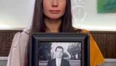 ŠOKANTNO! Držala je muževljevu fotografiju, a onda se pojavila ONA! Kada čujete njihovu priču, zanemećete! (VIDEO)