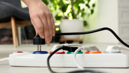 OVA 3 ELEKTRIČNA UREĐAJA NIKADA NE ISKLJUČUJTE IZ STRUJE Tako mogu da se pokvare pa ćete samo napraviti štetu!