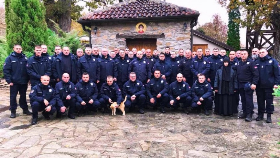 PRIPADNICI INTERVENTNE POLICIJE U MANASTIRU: Policija nije samo snaga, već i saosećanje