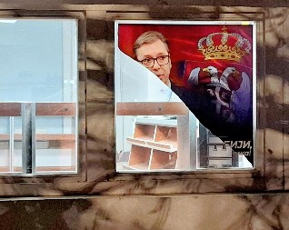 VANDALI NOĆAS OŠTETILI ZGRADU SNS-a U VELIKOM IZVORU KRAJ ZAJEČARA Oglasio se gradonačelnik (foto)