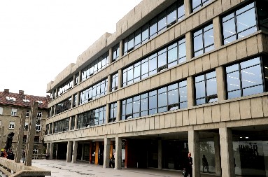 Odložen parnični postupak protiv Kecmanovića