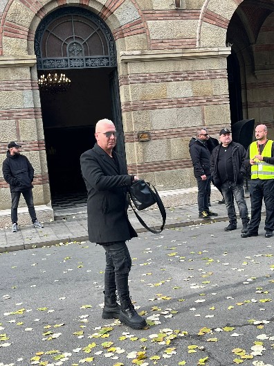 VODITELJI PINKA SE OKUPLJAJU NA NOVOM GROBLJU Milan Milošević u crnini, evo ko se još pojavio! (FOTO/VIDEO)