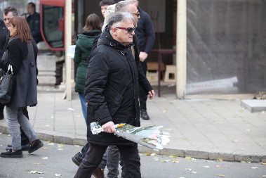 BRANISLAV LEČIĆ UTUČEN STIGAO NA NOVO GROBLJE Glumac se oprašta od majke Željka Mitrovića