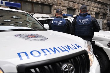 KRIVIČNA PRIJAVA PROTIV MUŠKARCA (26) ZBOG SUMNJE DA JE UDARIO POLICAJCA U NOVOM SADU Kamere na sudu zabeležile napad