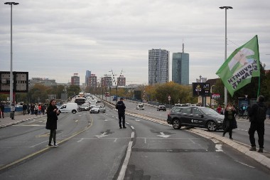 OPOZICIJA PRAVI HAOS U BEOGRADU Blokirali Brankov most, priveden Savo Manojlović