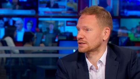 PROOPOZICIONI PRAVNIK: Koji je cilj opozicionog razvlačenja policajaca koji ni ne primenjuju silu? (VIDEO)