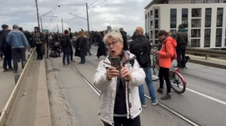 ''SRBIJA JE ZLO I ZASLUŽUJE PAKAO'': Aida Ćorović predvodi proteste ekstremista iz opozicije (VIDEO)