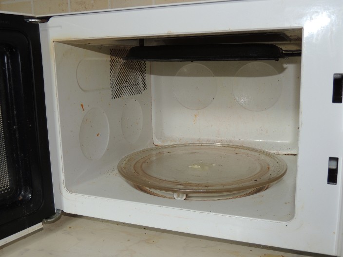 SPADA I NAJGORA MASNOĆA, A NEMA TRLJANJA I JAKIH HEMIKALIJA Jedan sastojak od 20 dinara momentalno čisti masnu mikrotalasnu rernu