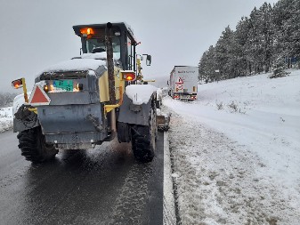 ZAVEJAN MANASTIR VUJAN, NE MOŽE MU SE PRIĆI Putari sa teškom mehanizacijom satima su na terenu!