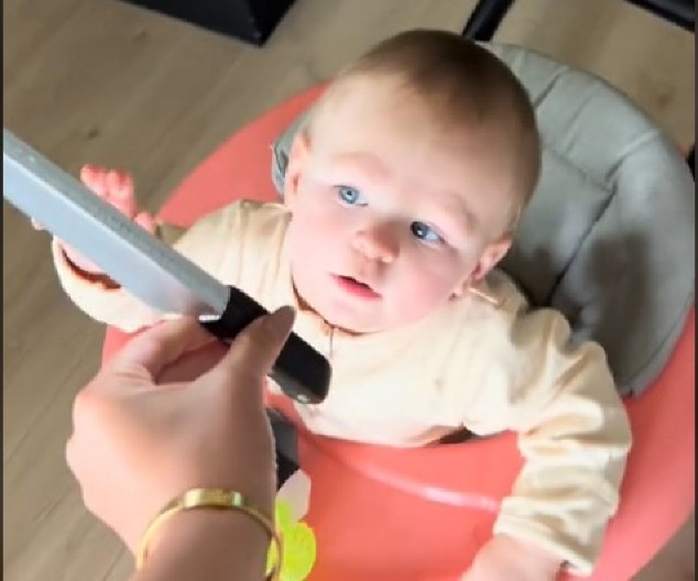 PRESLATKA BEBA MLATARA ''NOŽEM'' PO KUĆI Kada vidite reakciju ukućana, plakaćete od smeha - totalni hit! (VIDEO)