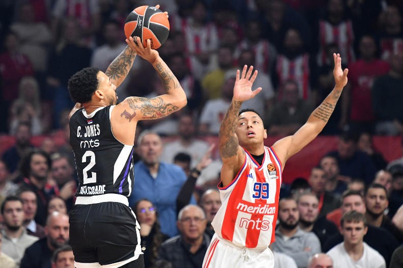 EUFORIJA U CRNO-BELOM TABORU Džons jednom slikom "pecnuo" Zvezdu posle pobede u derbiju (FOTO)