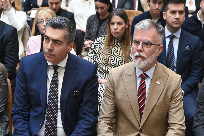 "BELA KNJIGA" SAVETA STRANIH INESTITORA – NAJVEĆI NAPREDAK OSTVAREN U OBLASTI DIGITALIZACIJE (TELEKOMUNIKACIJA) I ELEKTRONSKOG POSLOVANJA Naglašen je rad na unapređenju zakonodavnog okvira