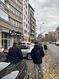 ODLETEO DEO LIMA S KROVA, PAO SAOBRAĆAJNI ZNAK Vetar pravi haos po Beogradu, RHMZ upozorava gde će negde da duva i ORKANSKOM JAČINOM