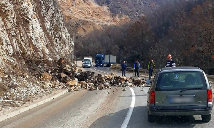 OPASNOST U KANJONU REKE LIM Sručilo se kamenje velike težine na put, budite oprezni ako putujete u Crnu Goru