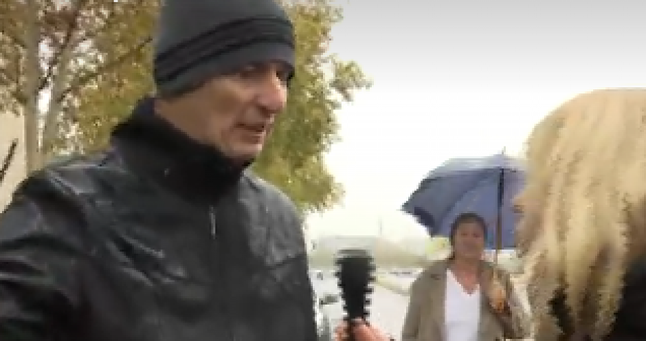 DETE MI JE BOLESNO U VRTIĆU, NE DAJU MI DA PROĐEM! Očajnom ocu divljaci blokirala put (VIDEO)