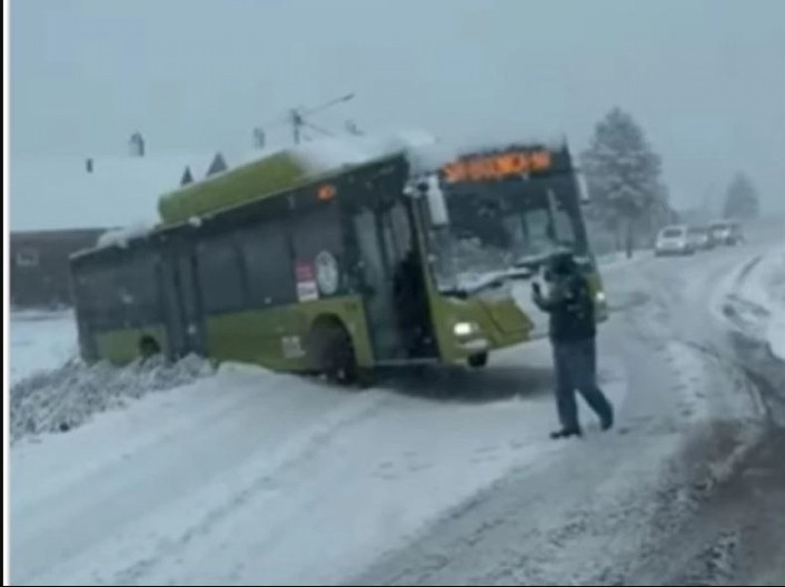 KOLAPS ZBOG SNEGA ŠIROM SRBIJE Autobus sleteo s puta Šapca, vozila satima stoje u koloni na Iriškom vencu