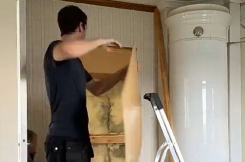 RENOVIRALI KUĆU, A ONDA JE USLEDIO ŠOK Skinuli staru ploču sa zida, pa naišli na neverovatno otkriće! (VIDEO)