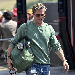 NI DUPLO MLAĐE KOLEGE NE MOGU DA MU STANU NA CRTU  Bred Pit se u 61. godini razgolitio i pokazao telo Apolona