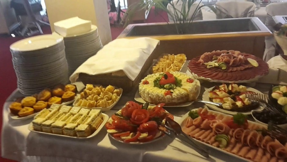 VIC DANA Ode Mujo u restoran i sedne za ''švedski sto''...