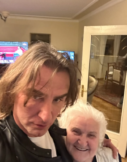 POSLEDNJI SNIMAK MAJKE ŽELJKA MITROVIĆA Jedva je stajala na nogama, tada je došla pod ruku sa njom!