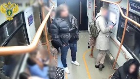 (UZNEMIRUJUĆI VIDEO) Pijani muškarac udario tinejdžera