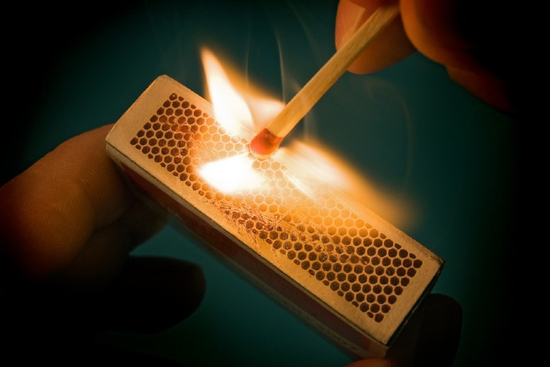 ZAPALITE LOŠE NAVIKE Transformišite život u 5 koraka, mnogo je lakše nego što mislite