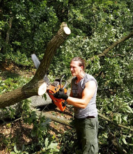 NAŠ GLUMAC OTIŠAO IZ GRADA I NAPRAVIO RAJ NA SELU! Gaji svinje, ovce i kokoške, a pokrenuo je i ovaj unosan biznis: Vratite se prirodi"