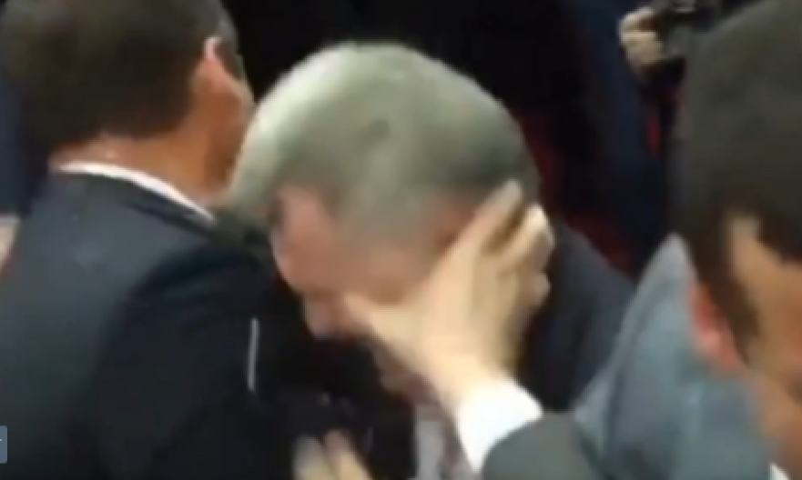 ĐILAS BRUTALNI SILEDŽIJA: Krvnički je ZABIO PRST U OKO čoveku, a odmah potom i njegov poslanik, GLEDAJTE SNIMAK (VIDEO)