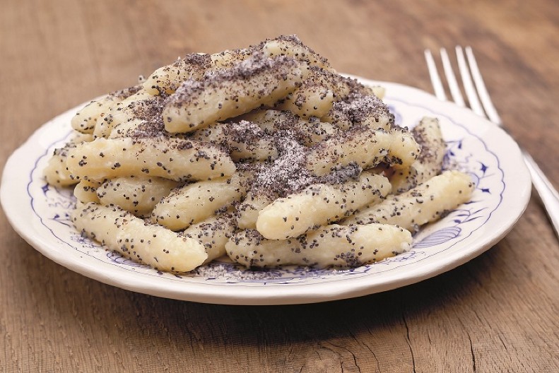 VALJUŠCI SA MAKOM Jeftin desert skupog ukusa koji budi nostalgiju na prošla vremena