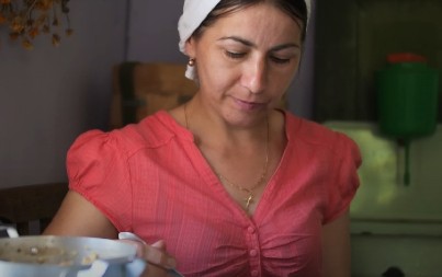 MARIJA NAPUSTILA DECU I DRŽAVNI POSAO, PA POBEGLA U PLANINE Štikle je zamenila opancima, a ovo obavezno radi svakog dana! (VIDEO)