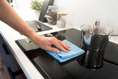 LAKO OČISTITE ŠPORET SA RAVNOM PLOČOM Trebaju vam samo 2 namirnice, a nije soda bikarbona