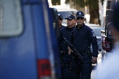 DVE RUČNE BOMBE BAČENE, ODJEKNULA EKSPLOZIJA U DVORIŠTU: Napadnuta policijska stanica u Zvečanu