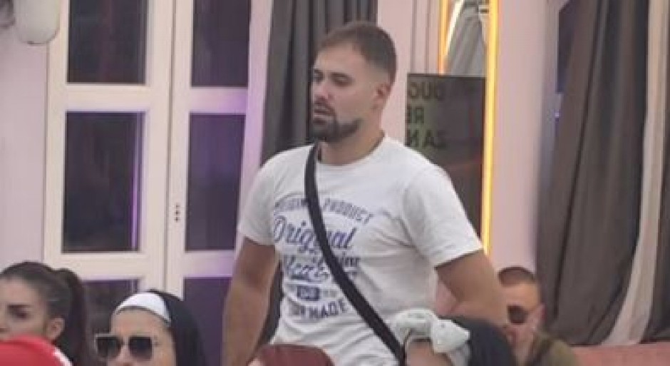 UROŠ RAJAČIĆ PRETI BATINAMA MILENI KAČAVENDI Udario joj na sinove i majčinu smrt, najavio totalno raskrinkavanje!