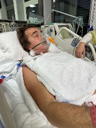 OTKRIVAMO U KAKVOM JE STANJU PEVAČ KOJI JE DOŽIVEO INFARKT! Oglasio se za Alo!, izustio samo ovo (FOTO)