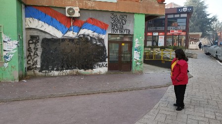 KURTIJEVI EKSTREMISTI PONOVO DIVLJAJU: Uništili mural heroja sa Košara u Kosovskoj Mitrovici